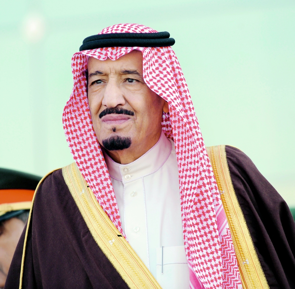 Saudi Crown Prince, Deputy Premier and Minister of Defense Salman bin Abdulaziz (C) arrives for the graduation ceremony of the 83rd batch of King Faisal Air Academy (KFAA) students at the Riyadh military airport, on January 1, 2013 in Riyadh.     AFP PHOTO/FAYEZ NURELDINE
