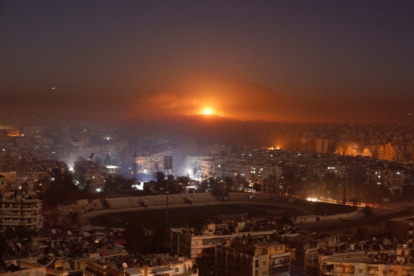أعمدة الدخان تتصاعد من مناطق سيطرة المعارضة في حلب. (رويترز)