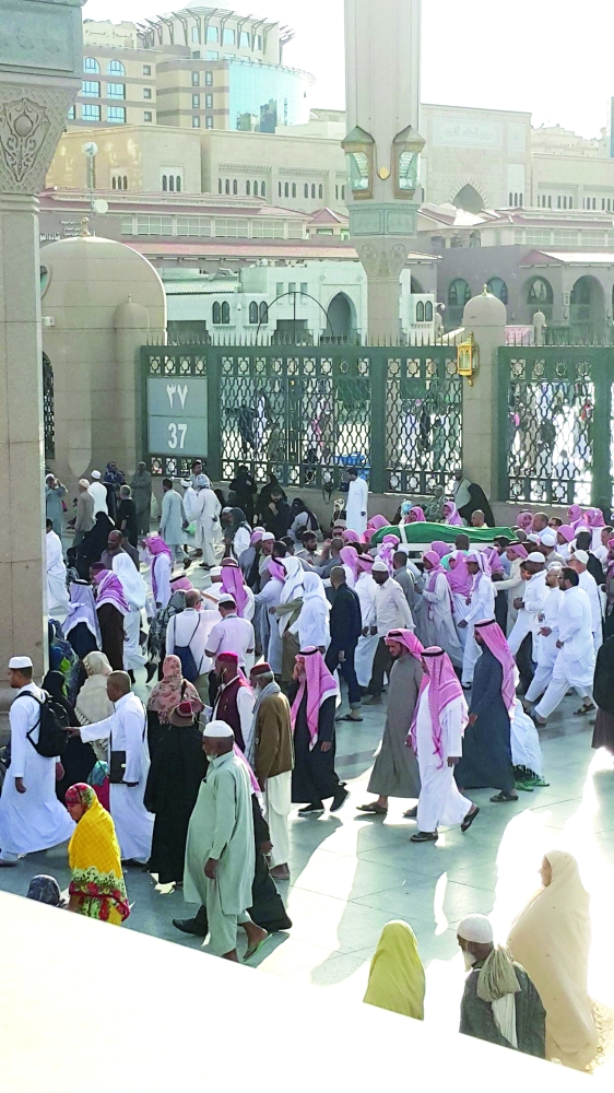 جثمان الشهيد محمولا إلى البقيع بعد الصلاة عليه. (تصوير: عبدالمجيد الدويني)