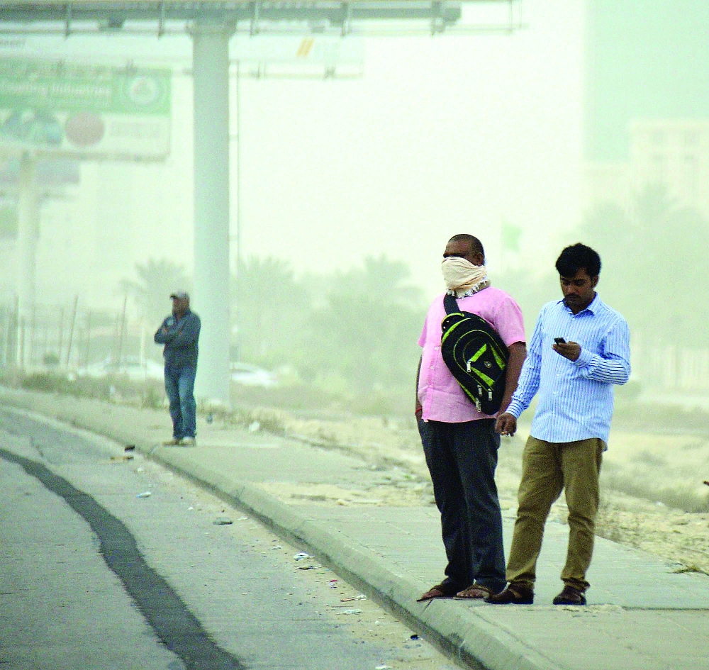 



مقيم يغطي وجهه لتفادي آثار الغبار في الدمام أمس. (تصوير: سامي الغامدي) 