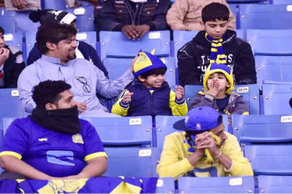 لم تمنع برودة الطقس الأطفال من مساندة الهلال والنصر في مواجهة أمس في «الدرة». (تصوير: عبدالعزيز السلامة)