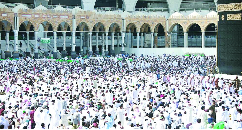 



جموع المصلين في رحاب المسجد الحرام أمس. (واس)