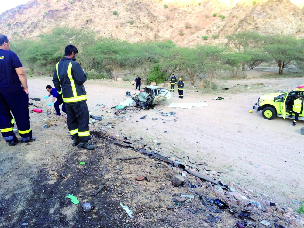 





 الفرق الأمنية خلال مباشرة الحادث. (عكاظ)