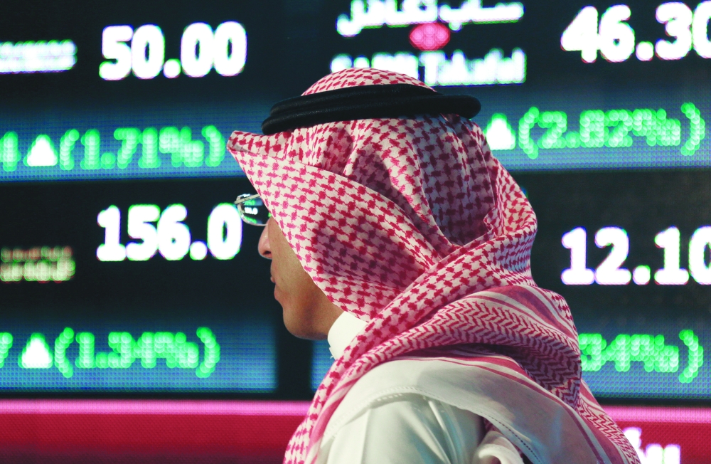 





المستثمرون في سوق الأسهم السعودية يراقبون ردود الفعل بعد رفع فائدة الريال. (عكاظ)