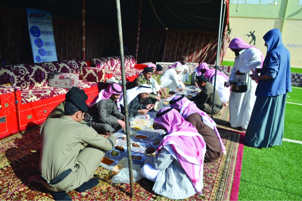 إفطار جماعي في سجن عنيزة. (عكاظ)