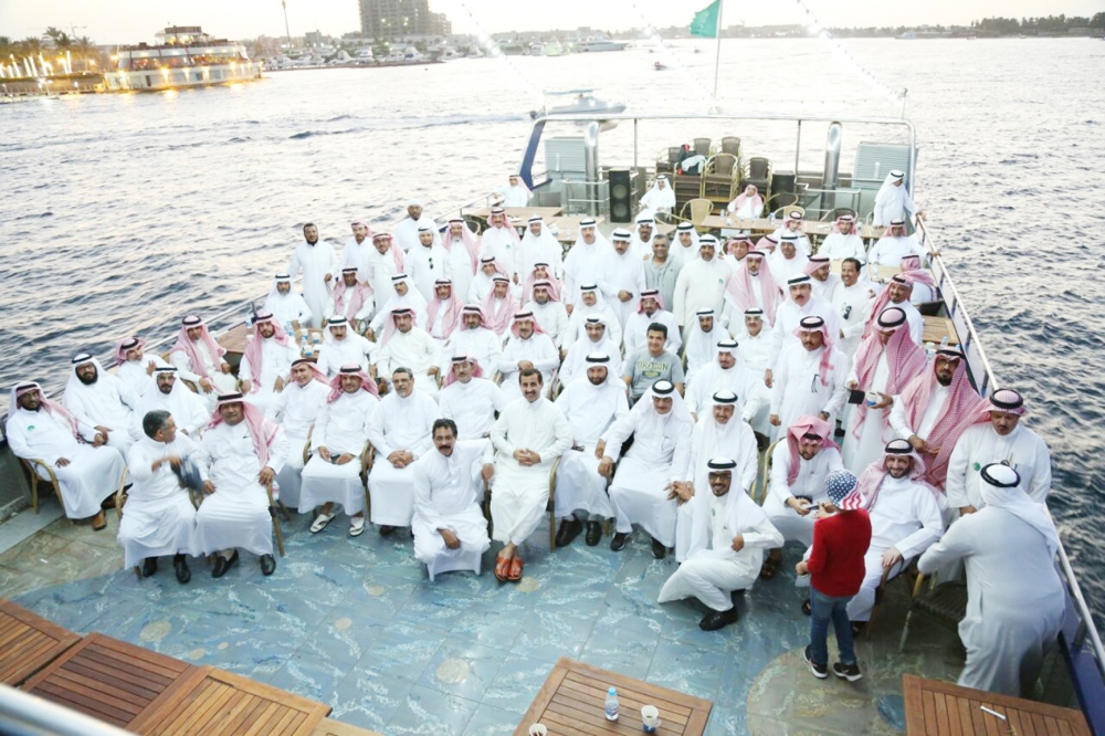 الضباط في صورة جماعية خلال رحلة بحرية في جدة. (عكاظ)