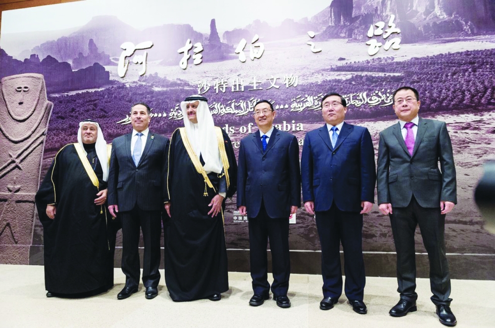 الأمير سلطان بن سلمان ووزير الثقافة الصيني في صورة جماعية بعد تدشين المعرض في بكين.  (عكاظ)