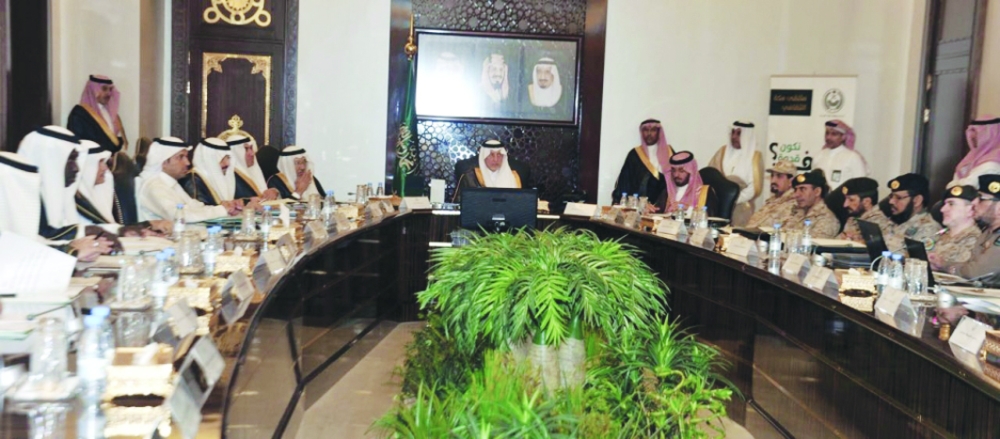 الأمير خالد الفيصل مترئسا اجتماع اللجنة الشهرية للدفاع المدني.  (عكاظ)