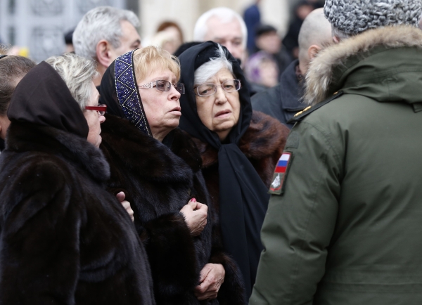 Marina Davydova Karlova (2ndL), the widow of slained Russian ambassador to Turkey, Andrei Karlov, and his mother Maria (3rdL) leave the Russian Foreign Ministry building after a memorial service in Moscow on December 22, 2016. President Vladimir Putin on December 22 bade farewell to Andrei Karlov at a packed memorial ceremony in Moscow for the diplomat who was assassinated in Turkey by an off-duty policeman. / AFP / POOL / Sergei Ilnitsky
