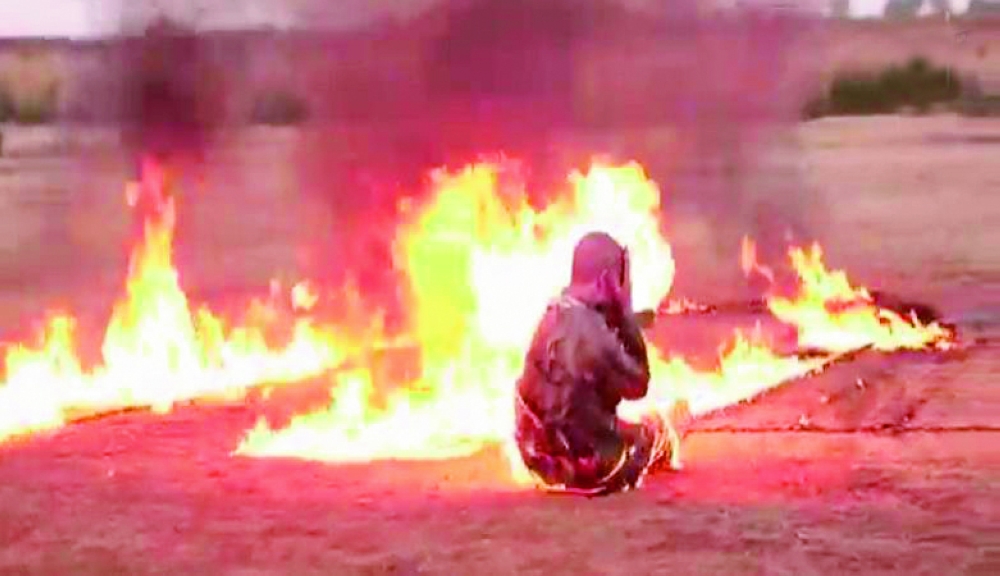 صور من تسجيل مرئي تظهر لحظات إحراق الجنديين التركيين على يد عناصر من تنظيم داعش. (إنترنيت)