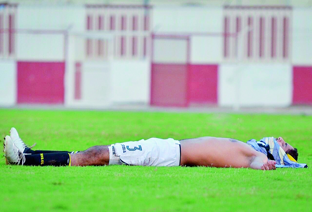 



فرحة لاعب اتحادي بالفوز على الأهلي بعد المباراة. (تصوير: موقع اتحادنا)