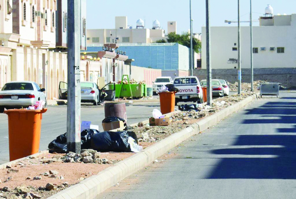 النفايات تنتشر في الطرق. (تصوير: عبدالمجيد الدويني)