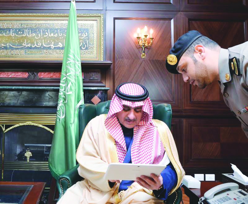 أمير تبوك يدشن فعاليات أسبوع النزيل الخليجي بالمنطقة. (عكاظ)