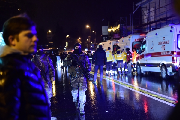 Turkish special force police officers and ambulances are seen at the site of an armed attack January 1, 2017 in Istanbul. At least two people were killed in an armed attack Saturday on an Istanbul nightclub where people were celebrating the New Year, Turkish television reports said. / AFP / YASIN AKGUL 