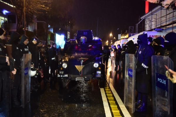 A Turkish armed police vehcle is seen at the site of an armed attack January 1, 2017 in Istanbul. At least two people were killed in an armed attack Saturday on an Istanbul nightclub where people were celebrating the New Year, Turkish television reports said. / AFP / YASIN AKGUL 