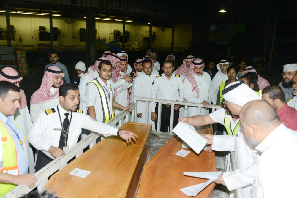 جثامين الضحايا السعوديين لدى وصولها مطاري المدينة المنورة وجدة أمس. (تصوير: عبدالسلام السلمي وعبد المجيد الدويني)