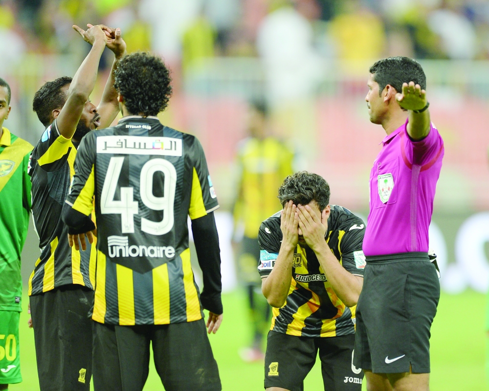 لاعبو الاتحاد يتحسرون على ضياع الفرص، وفي الإطار.. الحزن يخيم على مدرج الاتحاد.      (تصوير: ناصر محسن)