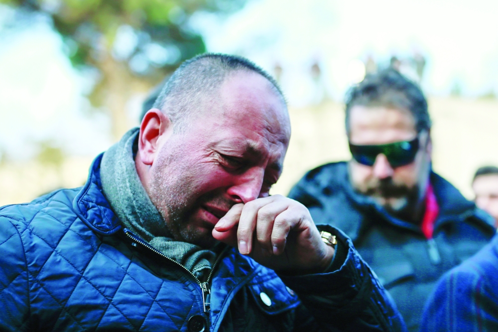 تركي يبكي أثناء مسيرة للاحتجاج على الهجوم الإرهابي أمس.   (أ ف ب)