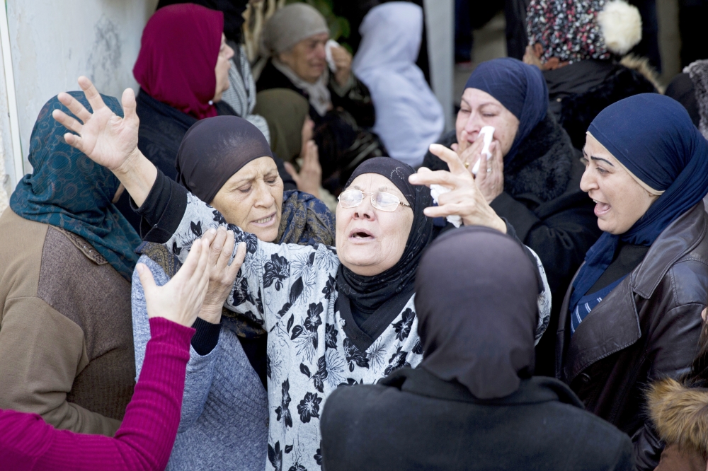 



عائلة وأقارب الفلسطينية لينا ناصر يبكون أثناء تشييعها في بلدة الطيرة أمس. ( أ ب)