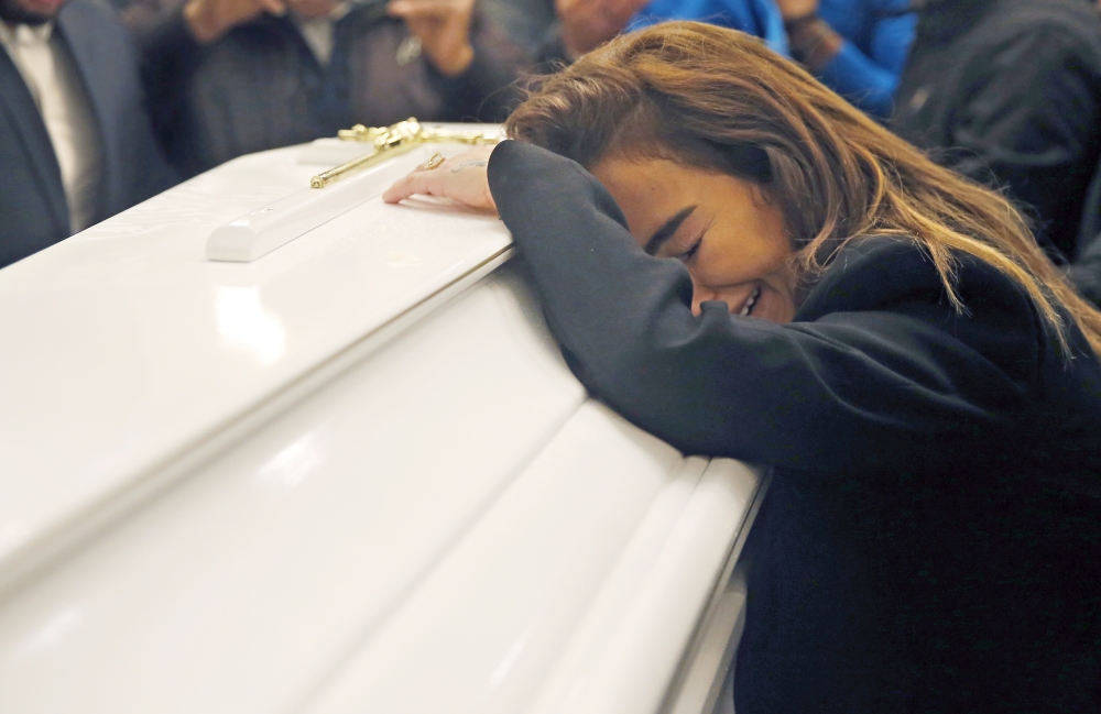 شقيقة اللبناني إلياس ورديني تبكي أثناء تشييعه في بيروت أمس.  (أ ب)