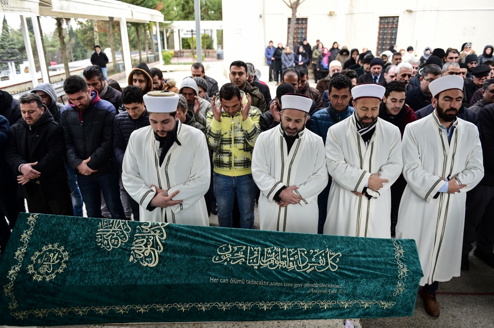 صلاة الجنازة على محمد الحوت في إسطنبول أمس.   (أ ف ب)

