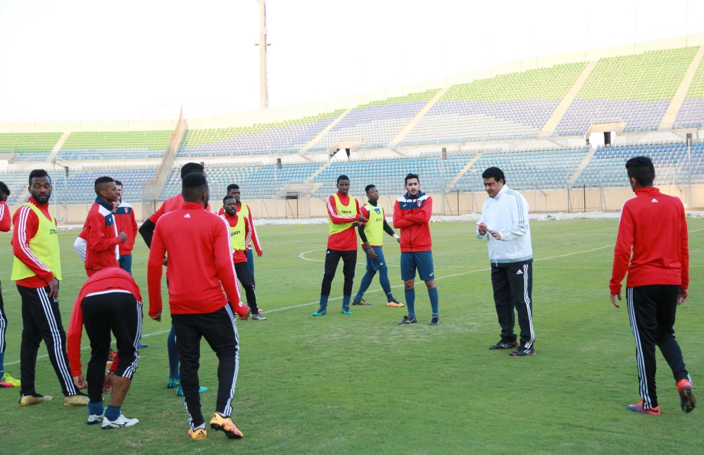 عادل عبدالرحمن يشرف على التمارين اللياقية.