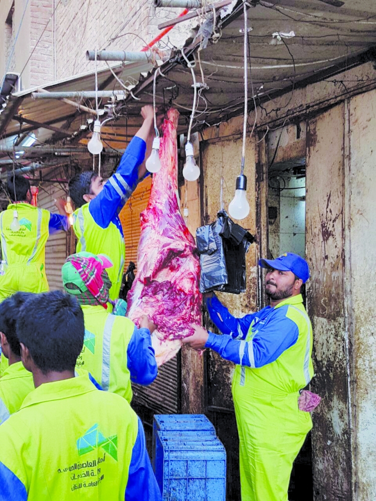 لحوم فاسدة لدى مصادرتها من قبل فرق البلدية. (عكاظ)