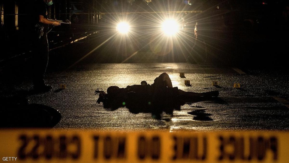 This picture taken on October 29, 2016 shows police officers investigating a crime scene where two alleged drug dealers were gunned down by unidentified men in Manila.
Business has never been busier for undertaker Alejandro Ormeneta but, after five months on the frontlines of the Philippines' brutal drug war, he just wants the killings to stop.  / AFP / Noel CELIS / TO GO WITH Philippines-Duterte-drugs-crime-death,FOCUS by Ayee MACARAIG        (Photo credit should read NOEL CELIS/AFP/Getty Images)