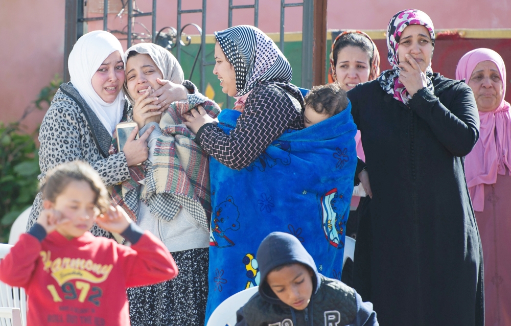 أسرة مغربية تبكي حزنا على وفاة أحد أقاربها في حادثة مطعم ارتاكوي في إسطنبول أخيرا.  (أ. ف. ب)