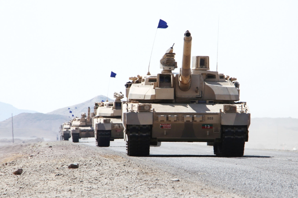 French-made Leclerc tanks of the Saudi-led coalition are deployed in the coastal district of Dhubab on January 7, 2017, during a military operation against Shiite Huthi rebels and their allies. Yemeni government forces attacked rebel positions on the Red Sea coast on sparking clashes in which six soldiers and 11 rebels were killed, a loyalist commander said. / AFP / SALEH AL-OBEIDI
