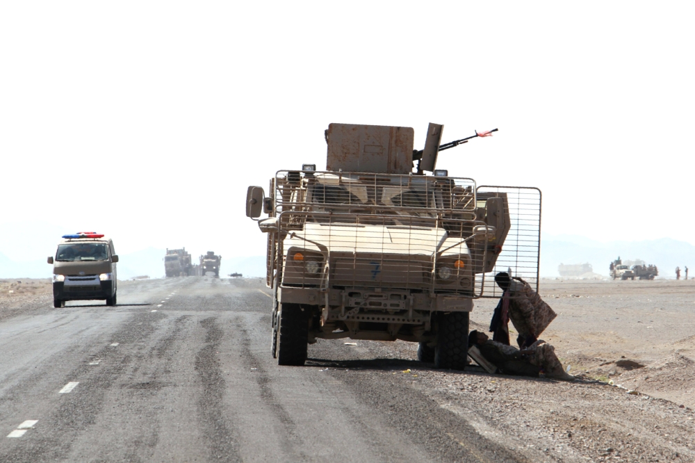 Fighters loyal to the Saudi-backed Yemeni president hold a position during a military operation against Shiite Huthi rebels and their allies in the coastal district of Dhubab on January 7, 2017. Yemeni government forces attacked rebel positions on the Red Sea coast on sparking clashes in which six soldiers and 11 rebels were killed, a loyalist commander said. / AFP / SALEH AL-OBEIDI
