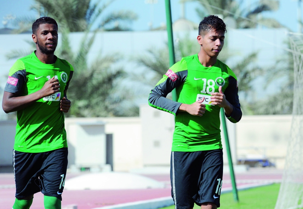 الثنائي الشاب عبدالرحمن الدوسري وسامي النجعي في تدريبات المنتخب السعودي أخيراً في أبوظبي.