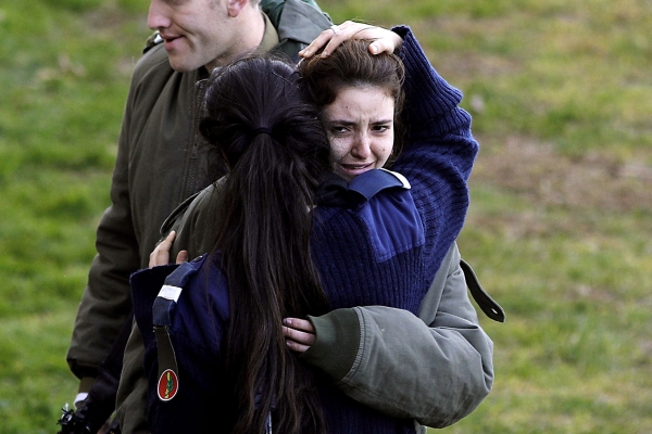 EDITORS NOTE: Graphic content / An Israeli soldier is consoled as she cries at the site of a vehicle-ramming attack in Jerusalem on January 8, 2017. A truck ploughed into a group of soldiers in Jerusalem in what police said was a «possible terrorist attack» in which at least four were killed and a number of people injured. / AFP / MENAHEM KAHANA
