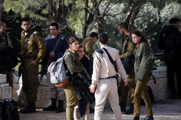 Israeli soldiers react at the site of a vehicle-ramming attack in Jerusalem on January 8, 2017. Four Israeli soldiers were killed when they were run down by a truck in Jerusalem in what police were treating as a deliberate attack, a medic at the scene told AFP.
 / AFP / AHMAD GHARABLI
