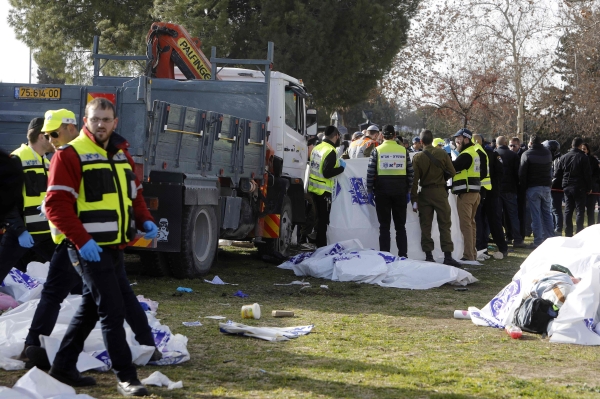 EDITORS NOTE: Graphic content / Israeli security forces and emergency personnel gather at the site of a vehicle-ramming attack in Jerusalem on January 8, 2017. A truck ploughed into a group of soldiers in Jerusalem in what police said was a «possible terrorist attack» in which at least four were killed and a number of people injured. / AFP / MENAHEM KAHANA
