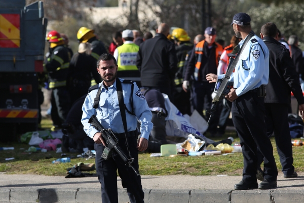 EDITORS NOTE: Graphic content / Israeli security forces stand guard at the site of a vehicle-ramming attack in Jerusalem on January 8, 2017. A truck ploughed into a group of soldiers in Jerusalem in what police said was a «possible terrorist attack» in which at least four were killed and a number of people injured. / AFP / MENAHEM KAHANA
