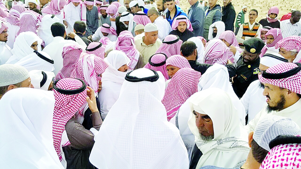 مشيعو الشهيد في البقيع. (تصوير عبدالمجيد الدويني)