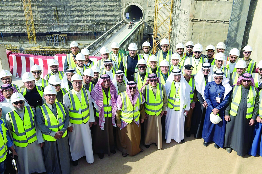 


أمير الرياض مع المهندسين والعاملين في مشروع قطار الرياض. (تصوير: عبدالعزيز اليوسف)