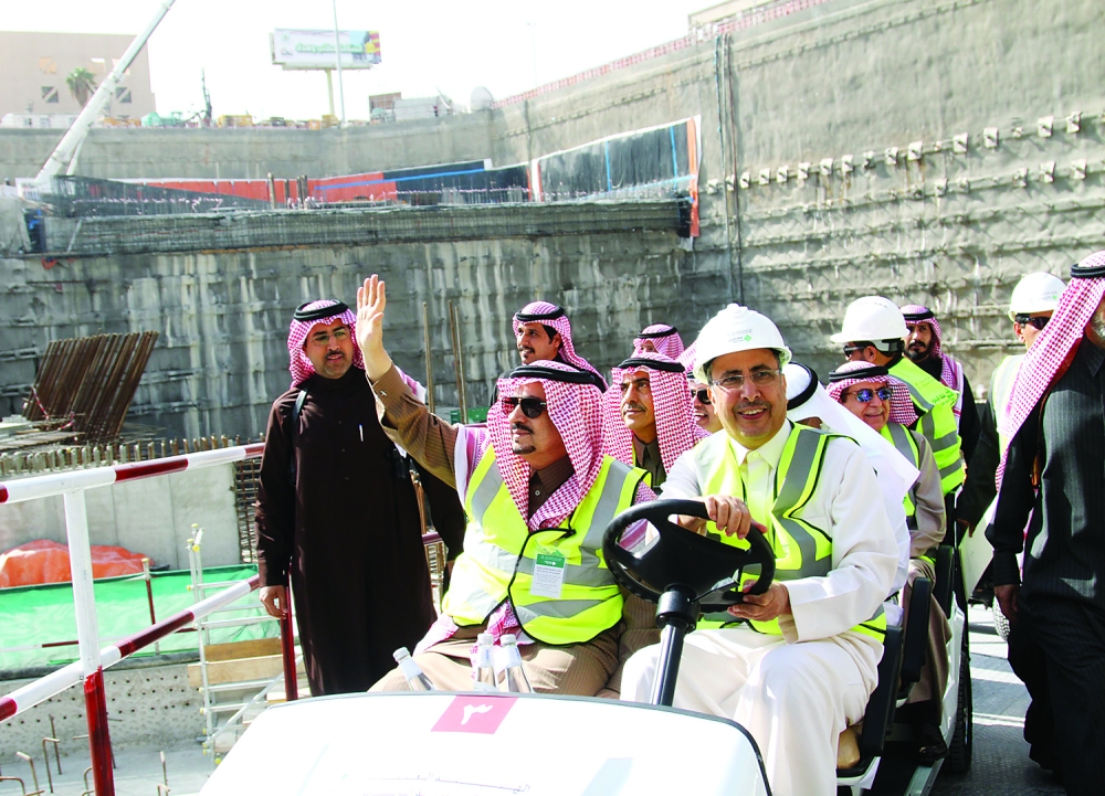 الأمير فيصل بن بندر يحيي سكان الحي في موقع المشروع. 