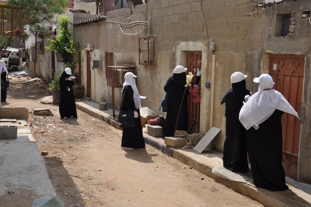 باحثات جمعية اكتفاء أثناء المسح الميداني للأحياء العشوائية في جدة.