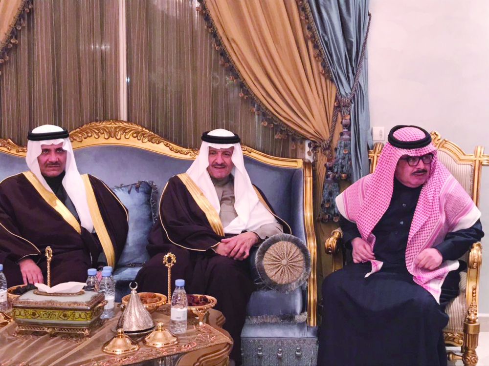 الأمير سلطان بن سلمان في مجلس عزاء أسرة الخميس أمس. (عكاظ)