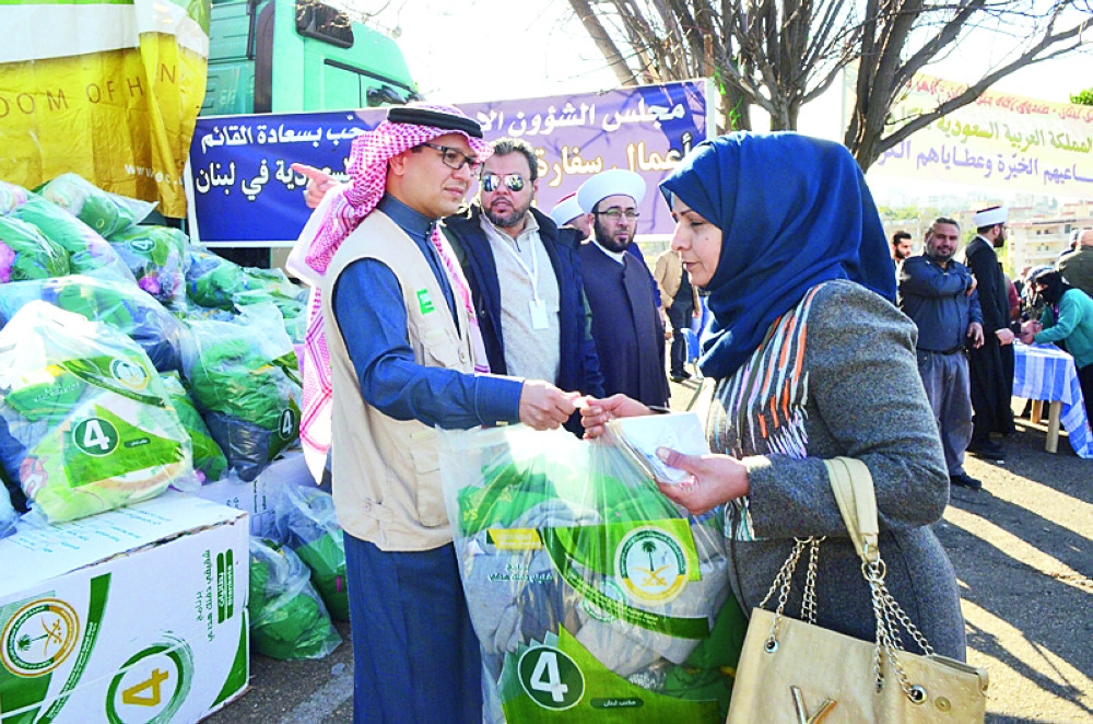 توزيع المساعدات الإغاثية على النازحين في منطقة جبل لبنان. 