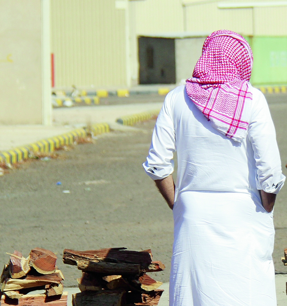 أحد المهربين يتحدث لـ«عكاظ». 