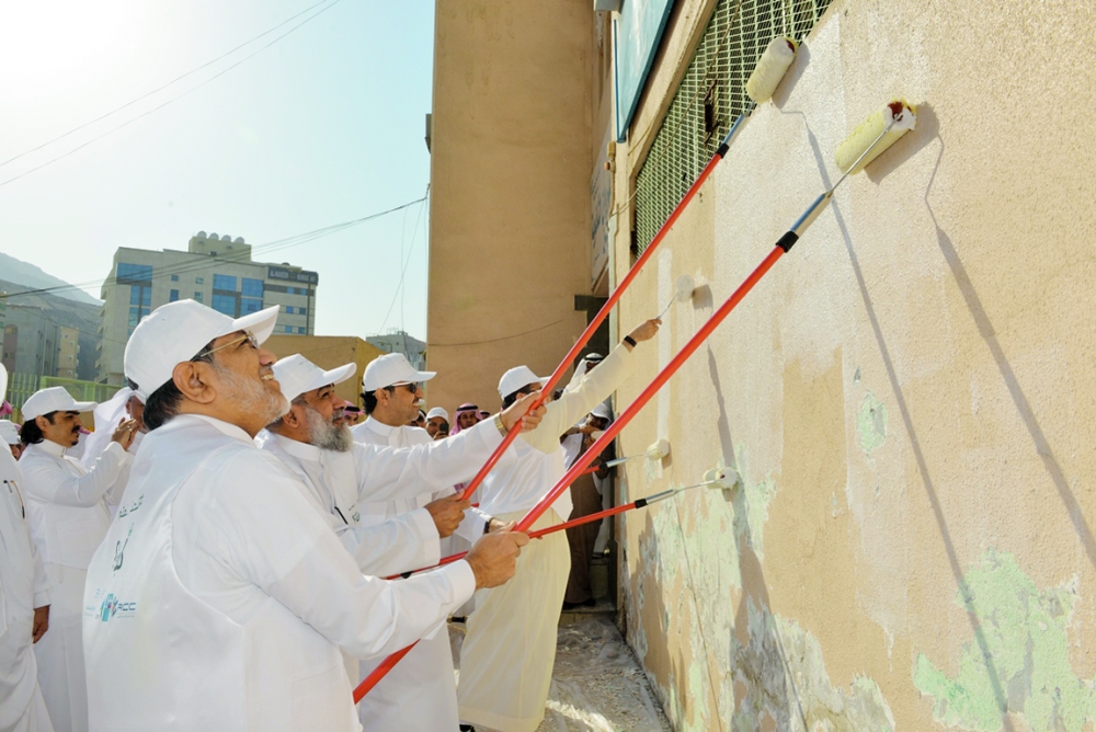 البار مشاركا في صيانة المدرسة. (عكاظ)