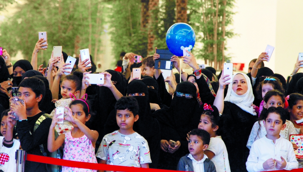 



زوار في مهرجان «هيا جدة» أمس. (تصوير: فيصل مجرشي)