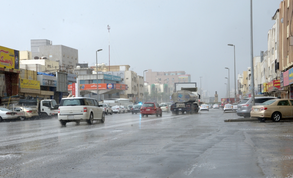 أحد شوارع جدة كما بدا أمس بعد هطول أمطار خفيفة. (تصوير: موسى الأحمري)