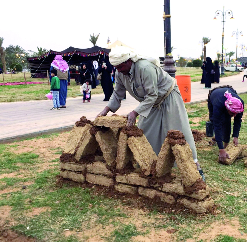 أعمال حرفية في المهرجان. (عكاظ)