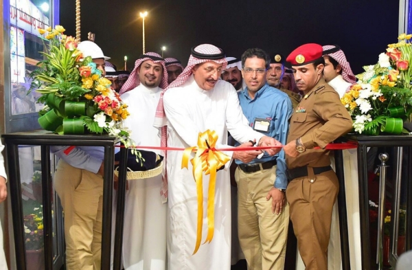 شرح الصور الأميرمحمد بن ناصر يقص الشريط بحضور مديركهرباء جازان المهندس يحيى غزواني