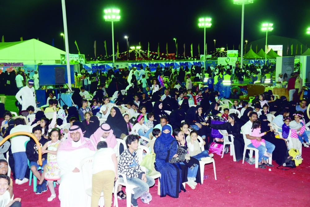 



زوار المهرجان خلال مشاهدة عروض مسرحية. (تصوير: عبدالسلام السلمي)