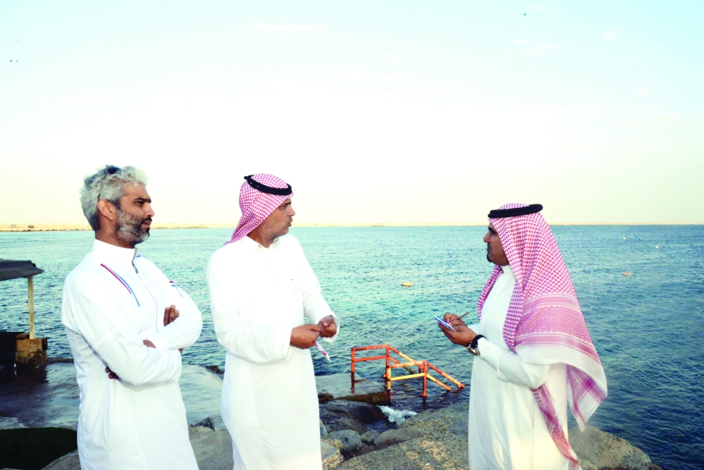 



ذوو التربوي الشريف يتحدثون لـ «عكاظ». (تصوير: عمران محمد)